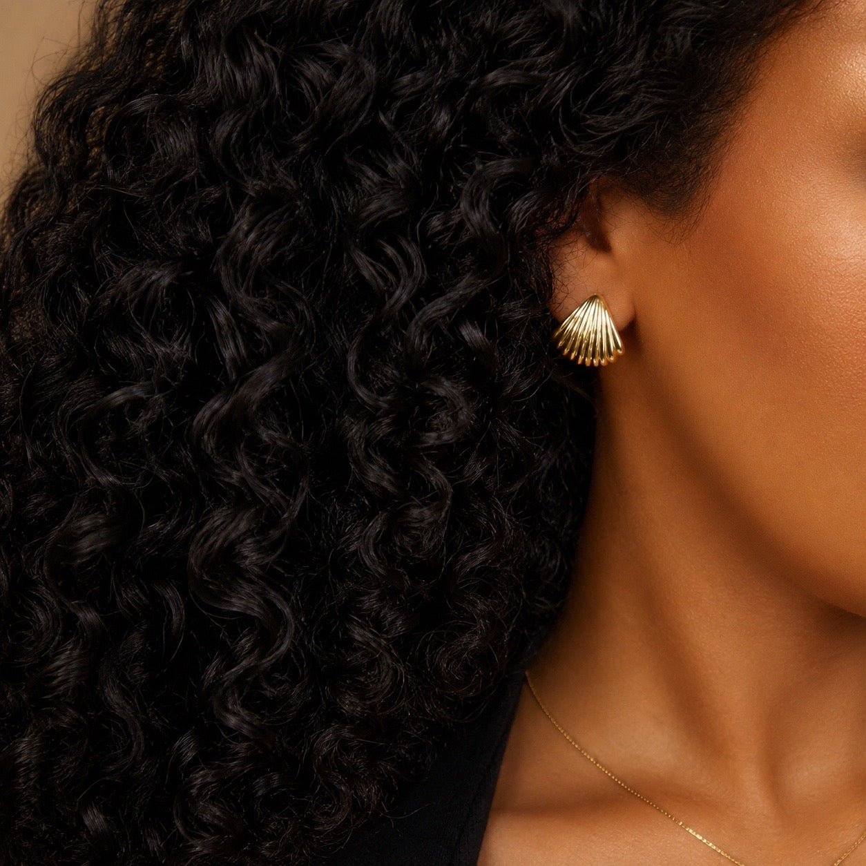 La Mer Shell Studs Allyzure